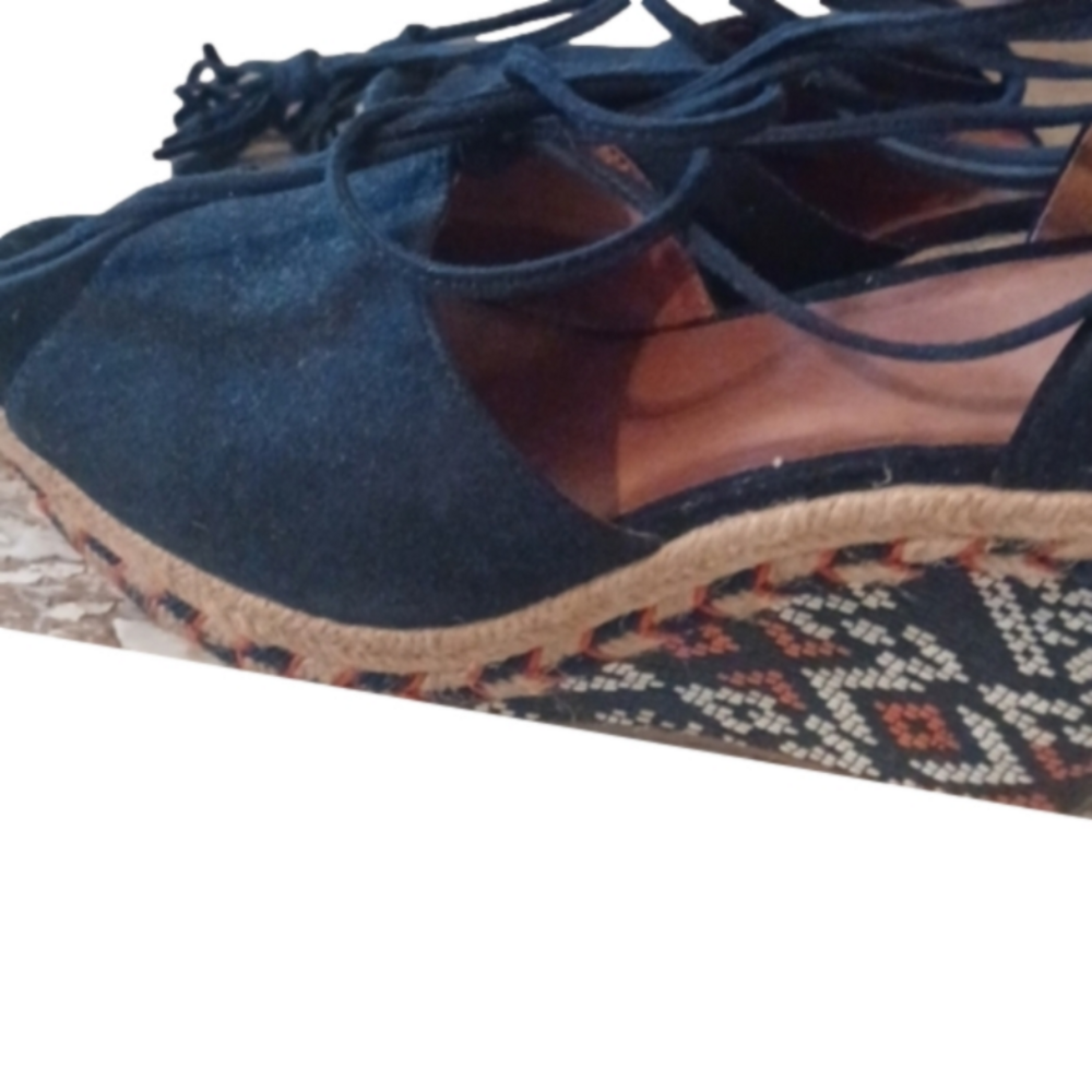 𝅺southwestern print Cabi heels size 8. Espadrilles. Blue suede like, long ties.